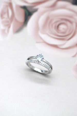 Jolie Ring Med En Smuk Krystal