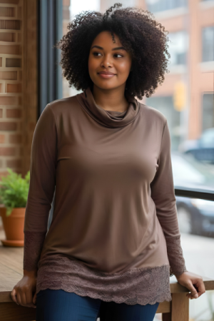 Elegant Rullekrave Bluse med Fine Blonde Detaljer