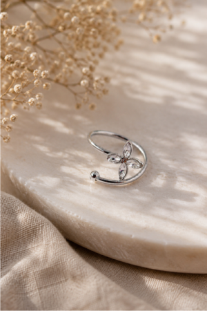 Elegant Firekløverblomst – Justerbar Fingerring