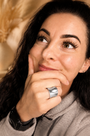 Bred Gold Look Stainless Steel Ring med Figur – Elegant & Tidløs