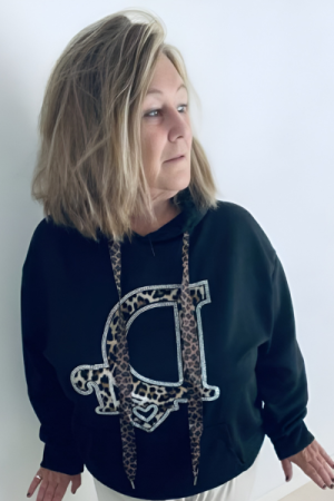 Lækker Sort Hoodie – Med Leopardprint & Glittertekst