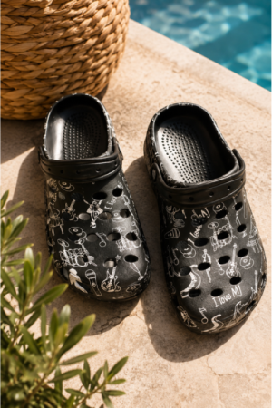 Crocs med skrift - Sort