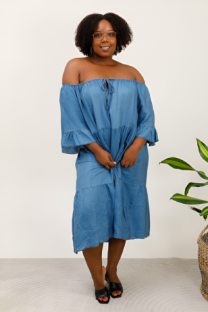 Luftig denimkjole med off-shoulder – til sommerdage med stil - Onesize Plus