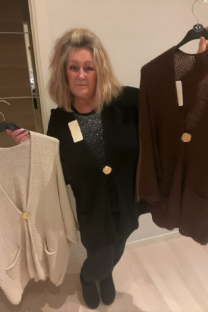 Hyggelig cardigan med elegant guldbroche