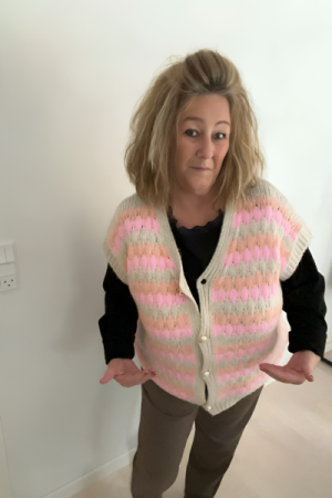 Strikvest med mønster og smukke knapper