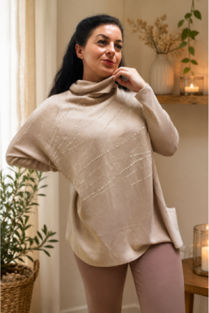 Eksklusiv beige oversize strik med glitrende sten-detaljer