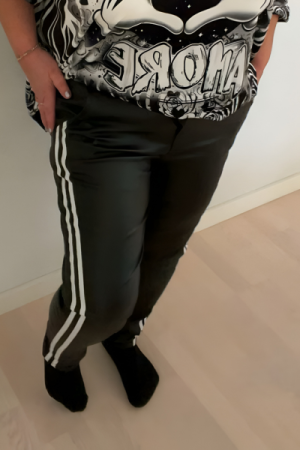 Lækre Læderlook Bukser – Sort med Hvide Sider & Komfortabel Elastiktalje