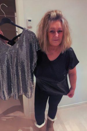 Glamourøs pailletbluse med sløjfe – perfekt til fest