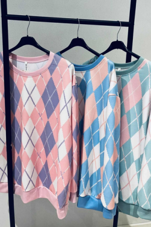 Retro Vibes Bluse – Blød 80’er-inspireret statement i smukke farver