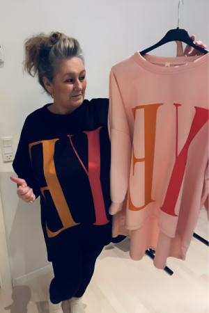 YEAH! Statement Sweatshirt – Farverig Attitude i Sort eller Rosa (Plus Size)