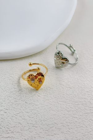 Design fingerring med funklende hjerte