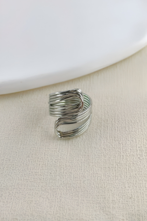 Statement-ring i sølvlook – snoet design