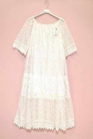 Romantisk Blondekjole i Let og Elegant Design