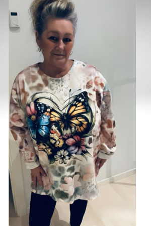 🦋 Butterfly Bloom – Elegant bluse med farverig sommerfugl 🦋