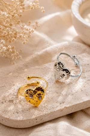 Design fingerring med funklende hjerte