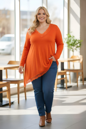 Asymmetrisk bluse/tunika med blonde – feminin elegance med et moderne twist