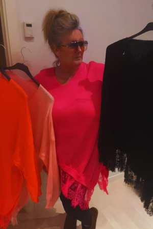 Oversize strik med blonde – cool, feminin og fuld af personlighed