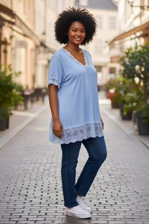 Feminin og elegant t-shirt med blonder 🌸