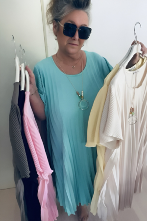 Plissé kjole med skøn halskæde