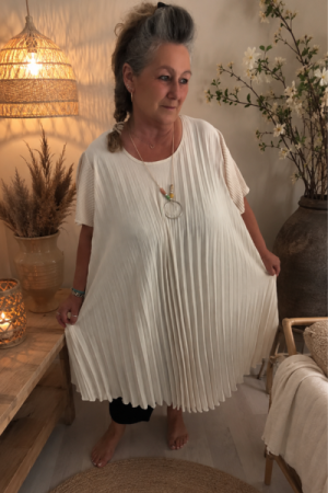 Plissé kjole med skøn halskæde - Onesize Plus